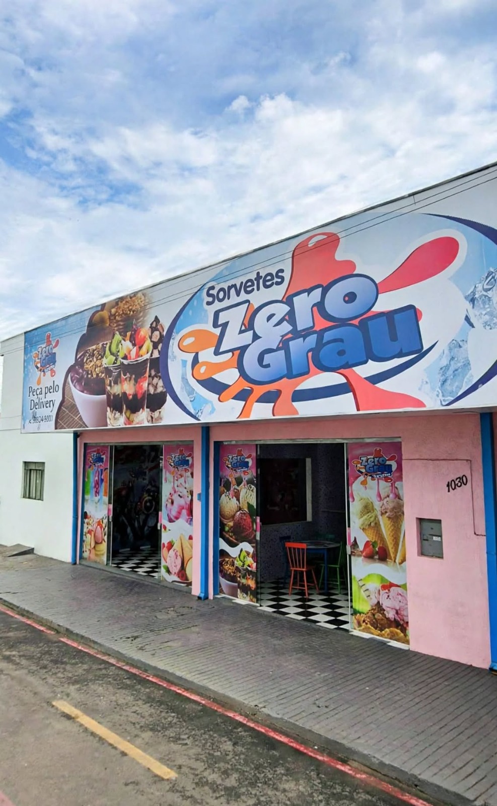 Fachada rosa e azul da Zero Grau Sorvetes, na Rua João Cândido Ferreira, 1030